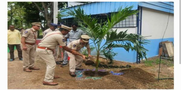 పోలీసులు క్రమ శిక్షణతో విధులు నిర్వహించాలి : సీపీ అంబర్ కిశోర్ ఝా