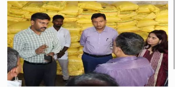 యూరియా నిల్వల పై కలెక్టర్ తనిఖీ.. రైతులకు కొరత లేకుండా చర్యలు