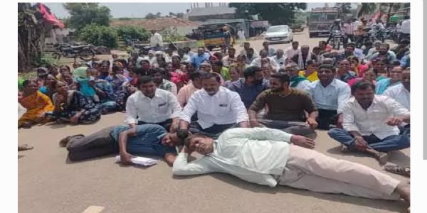 ఎమ్మార్వో నిర్లక్ష్య వైఖరికి నిరసనగా రోడ్డు పై బైఠాయించి రైతుల ధర్నా