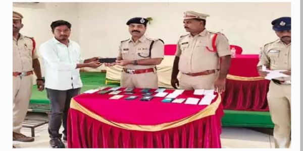 రూ. 3,30,000 విలువజేసే 28 ఫోన్లను ట్రాప్ చేసి యజమానులకు అందజేసిన గజ్వేల్ ఏసీపీ