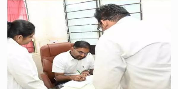 బయోమెట్రిక్ ద్వారా వైద్య సిబ్బంది హాజరు నమోదు : కలెక్టర్ కోయ శ్రీహర్ష
