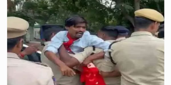 సీఎం నివాసం ముట్టడికి యత్నం.. పీడీఎస్యూ కార్యకర్తలు అరెస్టు