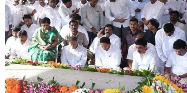తండ్రికి నివాళులర్పించిన మాజీ సీఎం జగన్