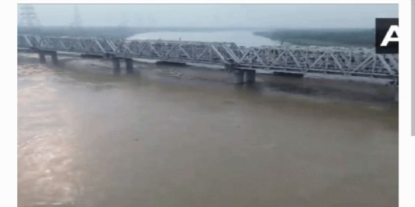 ఢిల్లీలో డేంజర్ మార్క్ దాటిన యమునా నది.. హత్నికుండ్ బ్యారేజ్ 18 గేట్లు ఎత్తివేత
