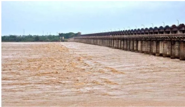 ధవళేశ్వరం బ్యారేజ్‌కు వరద ఉధృతి.. రెండో ప్రమాద హెచ్చరిక