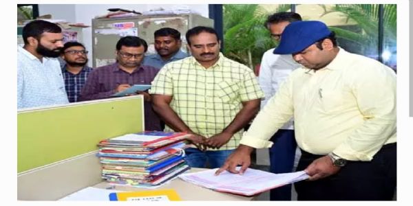 సమయపాలన పాటించని అధికారులకు కలెక్టర్ క్లాస్..