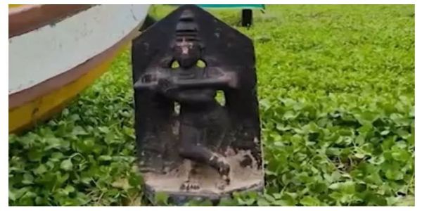 ఒడ్డుకు కొట్టుకొచ్చిన అరుదైన శ్రీకృష్ణుడి విగ్రహం