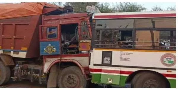లారీ-ఆర్టీసీ బస్సు ఢీ.. 10 మందికి గాయాలు