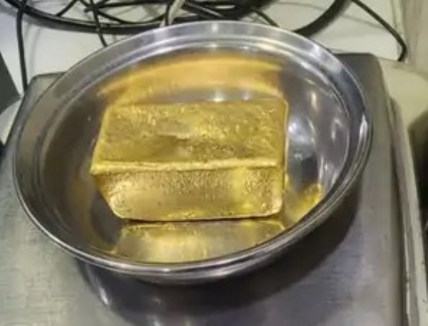 3 kg gold seized from two tourists who came to Ahmedabad from Abu Dhabi, worth Rs 2.76 crore
