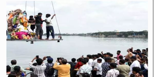 మొదలైన గణనాధుల నిమజ్జనాలు.. ట్యాంక్బండ్ వద్ద సందడి