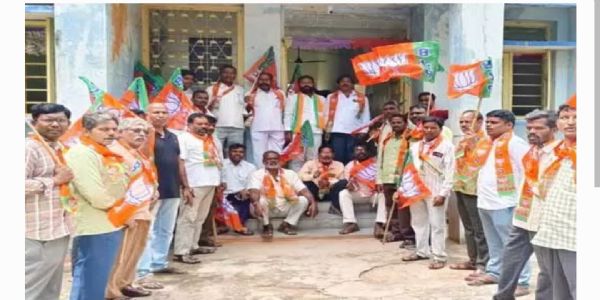 రైతులకు యూరియా అందించడంలో రాష్ట్ర ప్రభుత్వం విఫలం.. బీజేపీ జిల్లా నాయకులు
