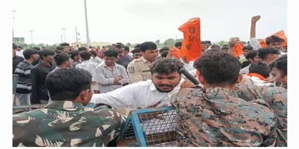 సిరిసిల్లలో ఉద్రిక్తత.. ఏబీవీపీ ఆధ్వర్యంలో కలెక్టరేట్ ముట్టడికి యత్నం.. విద్యార్థి నేతల అరెస్ట్