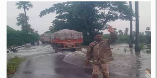భువనగిరి - నల్గొండ రహదారిపై వరద ప్రవాహం.. నిలిచిపోయిన రాకపోకలు..