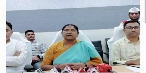 దేవుని పేరు చెప్పి రాజకీయాలు చేయవద్దు: మంత్రి సీతక్క