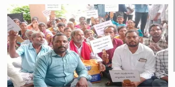 పెట్రోల్ డబ్బాలతో ప్రజావాణికి.. కలెక్టరేట్ ఆవరణలో గంగపుత్రుల నిరసన