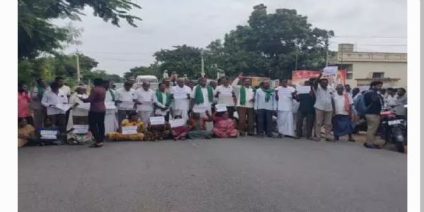 ట్రిపుల్ ఆర్ అలైన్మెంట్ మార్చాలని రైతుల నిరసన.. రాస్తారోకో