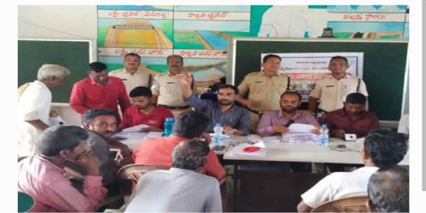 పోలీస్ బందోబస్తు నడుమ యూరియా బస్తాల పంపిణీ..