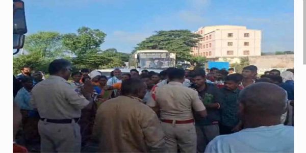 యూరియా కోసం.. మహబూబ్నగర్లో రోడ్డుపై బైఠాయించిన రైతులు