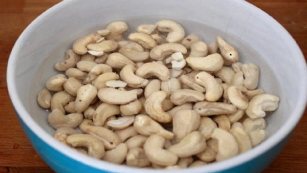 ere are the side effects of consuming cashew nuts