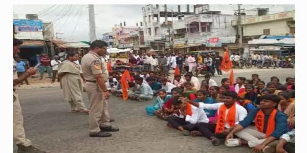 తమ సమస్యలు పరిష్కరించాలంటూ హైవేపై కాలేజీ విద్యార్థుల రాస్తారోకో
