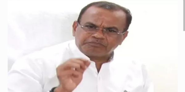 నాకు ఇంత విషమిచ్చి చంపేయండి.. మహిళా ఐఏఎస్ పట్ల దుష్ప్రచారంపై మంత్రి కోమటిరెడ్డి