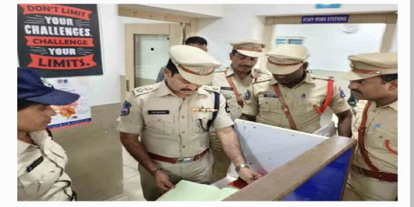 చందానగర్ పోలీస్ స్టేషన్ను ఆకస్మిక తనిఖీ చేసిన డీసీపీ శ్రీనివాస్