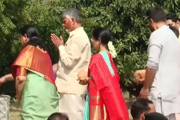 /chandrababu-naidu-family-offers-prayers-at-nagalamma-temple-in-naravaripalle