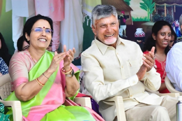 chandrababu-naidu-on-atreyapuram-boat-races-resembling-kerala