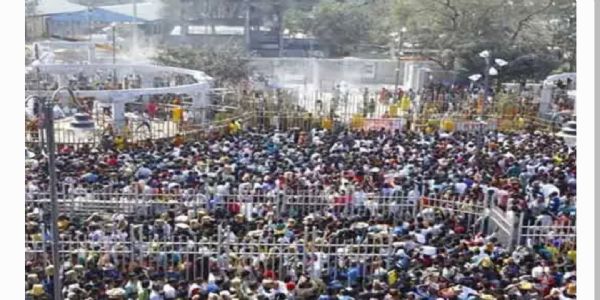 కిక్కిరిసిన మేడారం ప్రాంగణాలు.. స్తంభించిన ట్రాఫిక్