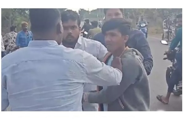 బైక్ రేసింగ్ చేస్తూ వ్యక్తిని ఢీకొన్న రేసర్లు... చితకబాదిన గ్రామస్థులు