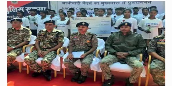 మావోయిస్టు పార్టీకి భారీ ఎదురుదెబ్బ.. మరో 26 మంది లొంగుబాటు