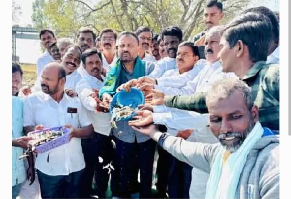 ఎమ్మెల్యే తోట లక్ష్మీ కాంతారావు : ఎమ్మెల్యే తోట లక్ష్మీ కాంతారావు :