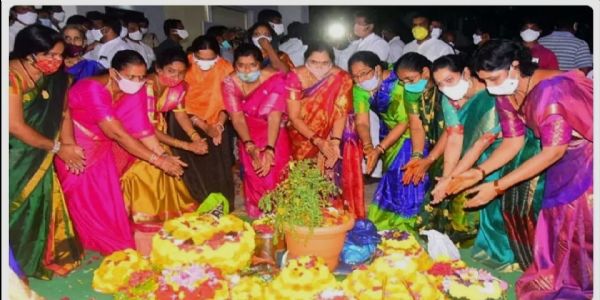 తెలంగాణ పల్లెల్లో మొదలైన బొడ్డెమ్మ పండుగ సంబరాలు