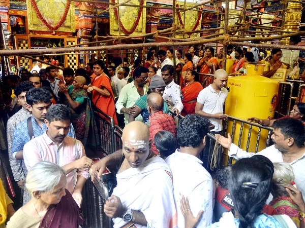 దసరా ఉత్సవాల రెండవ రోజు గాయత్రీ దేవి దర్శనం కోసం భక్తులు దసరా ఉత్సవాల రెండవ రోజు గాయత్రీ దేవి దర్శనం కోసం భక్తులు