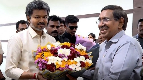 విజయవాడ చేరుకున్న తమిళనాడు సీఎం విజయ్...స్వాగతం పలికిన మంత్రి నారాయణ విజయవాడ చేరుకున్న తమిళనాడు సీఎం విజయ్...స్వాగతం పలికిన మంత్రి నారాయణ