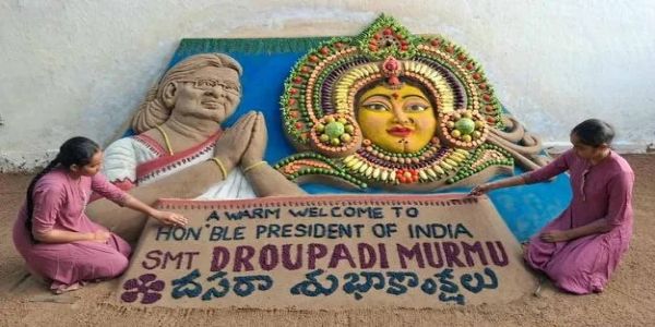 ఇసుకతో చేసిన అద్భుతం.. అమ్మవారికి నమస్కరిస్తున్నట్లుగా రాష్ట్రపతి సైకత శిల్పం