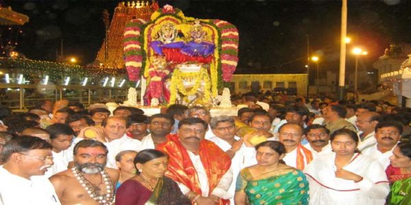 కూష్మాండ దుర్గ  రూపంలో శ్రీశైల భ్రమరాంబిక దర్శనం