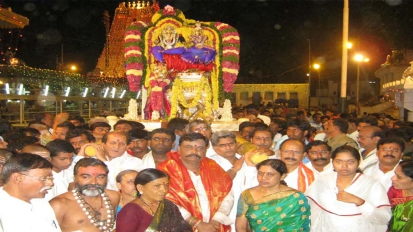 కూష్మాండ దుర్గ రూపంలో శ్రీశైల భ్రమరాంబిక దర్శనం కూష్మాండ దుర్గ రూపంలో శ్రీశైల భ్రమరాంబిక దర్శనం