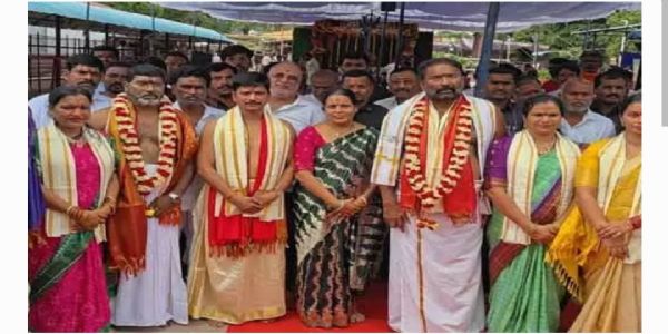 జోగులాంబ అమ్మవారికి పట్టు వస్త్రాలు సమర్పించిన మంత్రి వాకిటి