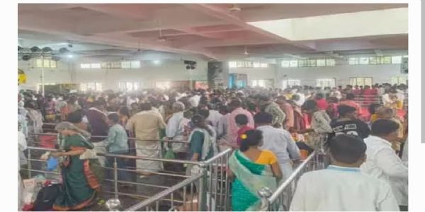 బాసర సరస్వతి దేవి అమ్మవారి దేవస్థానానికి పోటెత్తిన భక్తులు