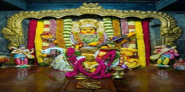 వరంగల్ భద్రకాళి ఆలయంలో వైభవంగా శరన్నవరాత్రులు: శ్రీ మహాసరస్వతి దేవి అలంకారంలో అమ్మవారి దర్శనం