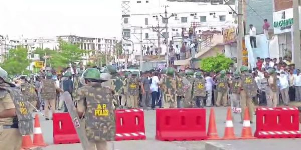 దర్శిలో పోలీసులపై వైఎస్సార్సీపీ శ్రేణుల దాడి