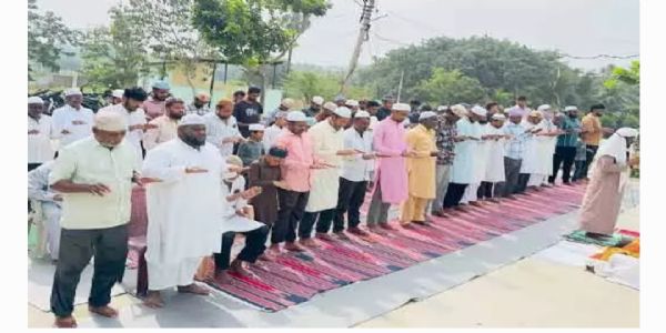 వర్షాలు కురియాలంటూ ముస్లిముల ప్రార్ధనలు