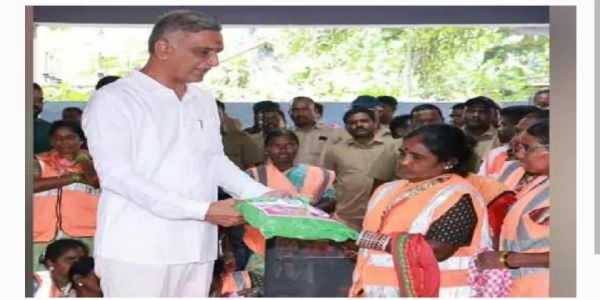 పారిశుధ్య కార్మికులకు పండగ కానుక అందించిన హరీష్ రావు