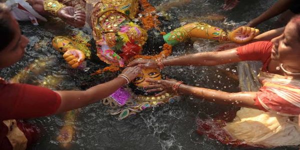 పశ్చిమ బెంగాల్లో కోలాహలంగా విజయదశమి వేడుకలు: పూర్తయిన దుర్గాపూజ ఉత్సవాలు!