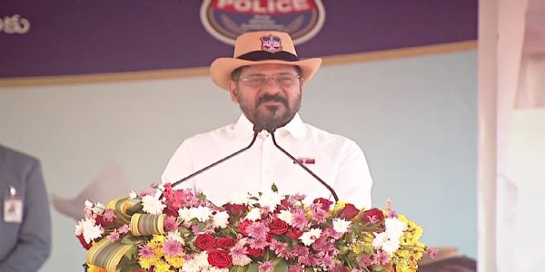 పోలీస్ అమరవీరులకు ఘనంగా నివాళులర్పించిన సీఎం రేవంత్ రెడ్డి