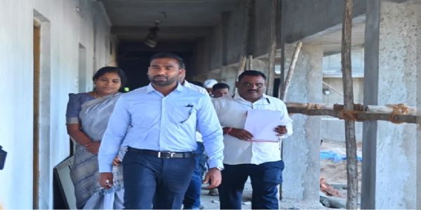 మెడికల్ కాలేజీ నిర్మాణ పనులను పరిశీలించిన కలెక్టర్