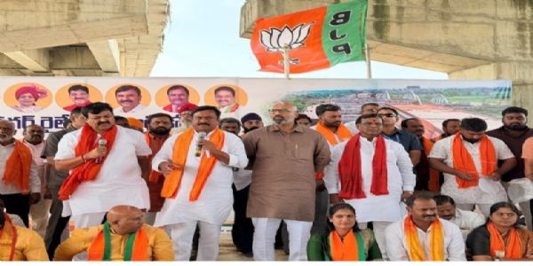 రైల్వే ఓవర్ బ్రిడ్జిని నిర్మాణ పనులను త్వరగా పూర్తి చేయాలి.. బిజెపి ఎమ్మెల్యే