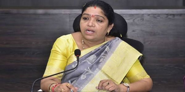 వేగవతి నది వరద ఉద్ధృతిని పరిశీలించిన మంత్రి సంధ్యారాణి