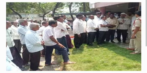 తల్లాడ ఇరిగేషన్ కార్యాలయం ఎదుట రైతులు భారీ ధర్నా
